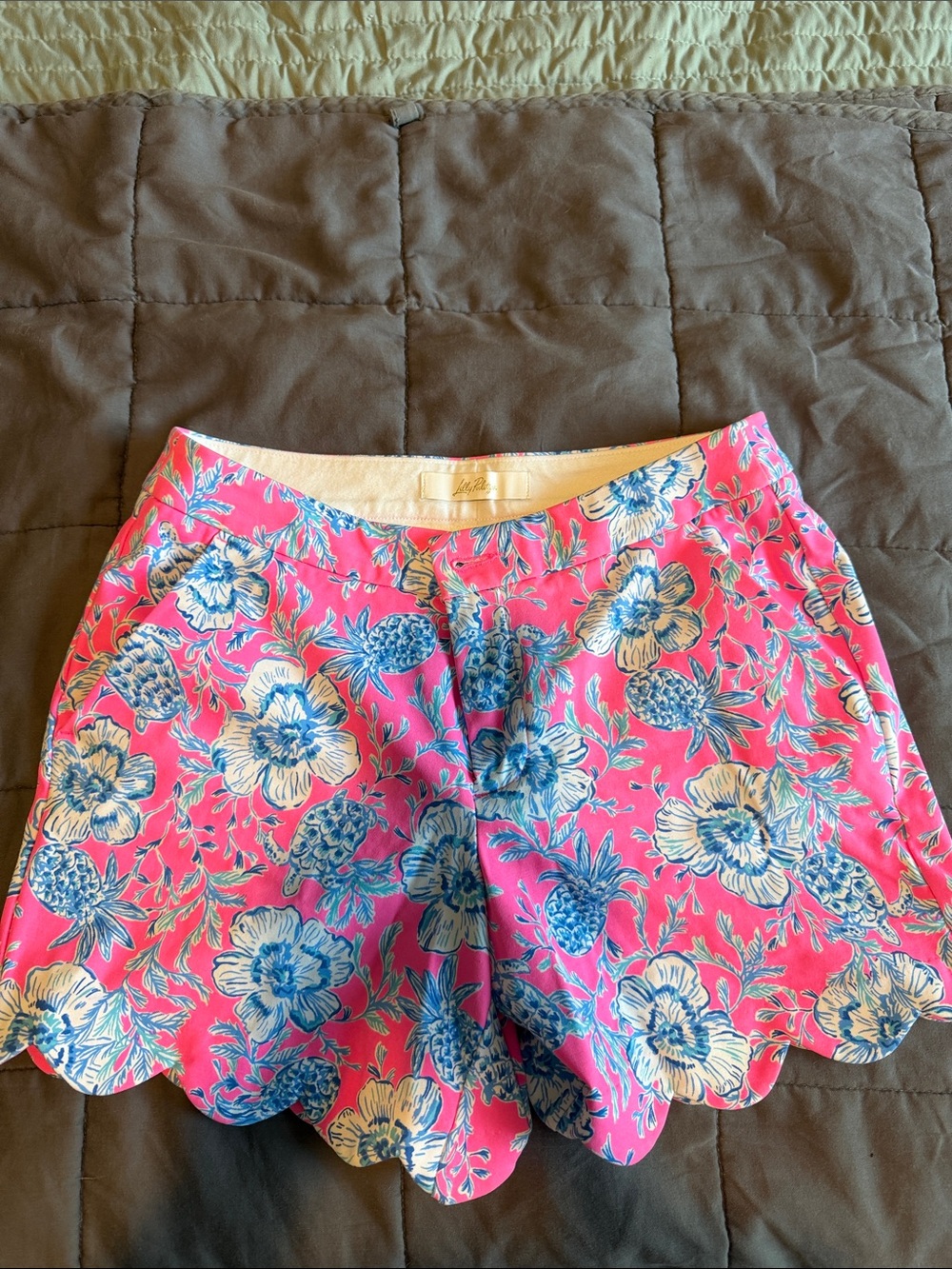 Lilly Pulitzer Buttercup Scallop Hem Shorts Pink Pineapple Floral Size 4